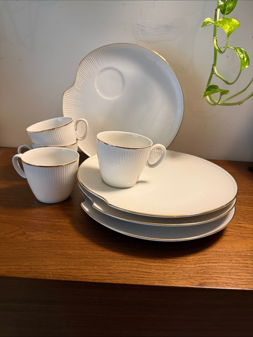 Vintage Rossini (Japan) "Snow White"
4 Snack Plates and 4 Cups
(Set of Four)